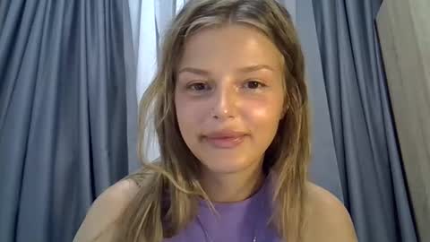 Snapshot of lunav7 chatting on 09.18.25 Luna  online show from 09.18.25