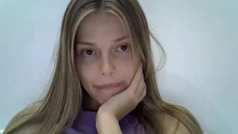 Snapshot of lunav7 chatting on 10.10.25 Luna  online show from 10.10.25