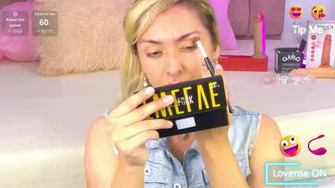 Snapshot of lunitadiva chatting on 11.17.25 lunitadiva online show from 11.17.25