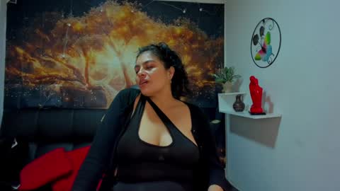 Snapshot of lust_mom chatting on 12.15.24 Angela 3 online show from 12.15.24