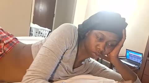 Snapshot of luvbug555 chatting on 11.27.25 luvbug555 online show from 11.27.25