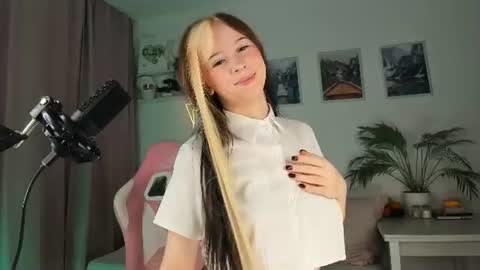 Snapshot of luvienne_sweet chatting on 07.16.26 Luvienne Belle online show from 07.16.26
