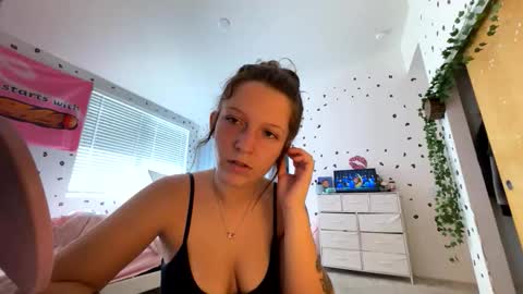 luvkendal online show from 10.25.25