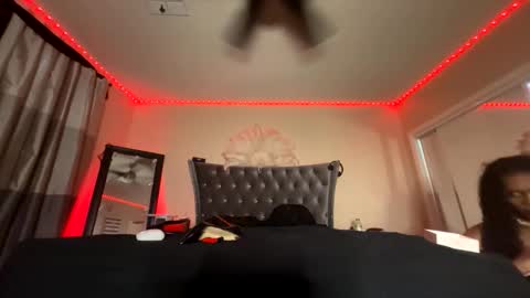 luvvlee online show from 10.17.25