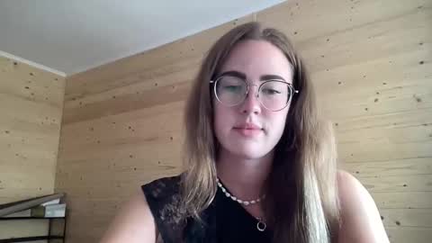 Snapshot of luxie_queen chatting on 06.10.26 Katie online show from 06.10.26