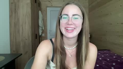 Snapshot of luxie_queen chatting on 06.19.26 Katie online show from 06.19.26