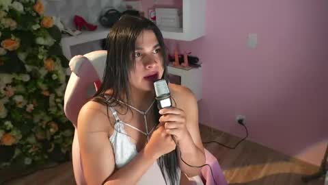 Snapshot of luz_celeste_ chatting on 05.19.26 Luz online show from 05.19.26