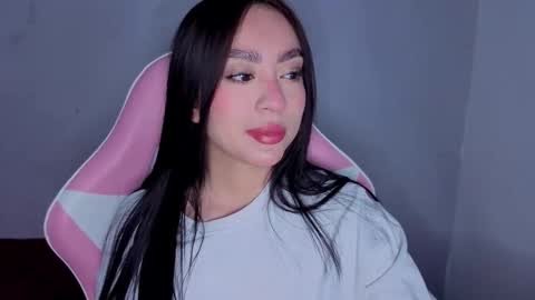 Snapshot of lya_levine chatting on 10.17.25 Lya online show from 10.17.25