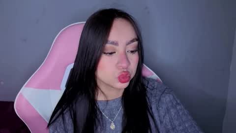 Snapshot of lya_levine chatting on 10.21.25 Lya online show from 10.21.25