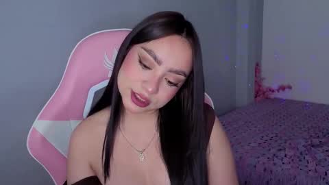 Snapshot of lya_levine chatting on 11.14.25 Lya online show from 11.14.25