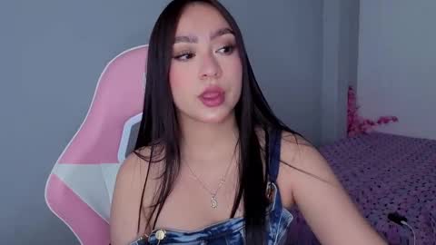 Snapshot of lya_levine chatting on 11.19.25 Lya online show from 11.19.25