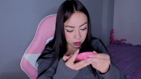 Snapshot of lya_levine chatting on 11.27.25 Lya online show from 11.27.25