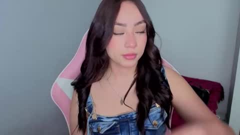 Snapshot of lya_levine chatting on 12.16.25 Lya online show from 12.16.25