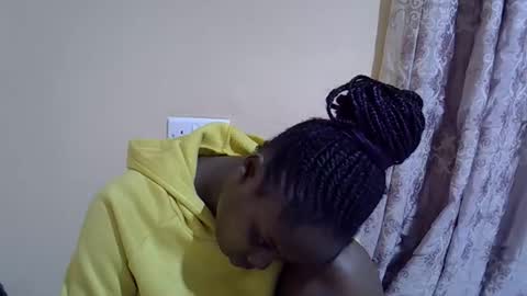 Snapshot of lyn_anna chatting on 09.29.25 lyn_anna online show from 09.29.25