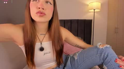 lynnsam_ online show from 10.12.25