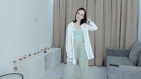 Snapshot of lynseyolstad chatting on 04.05.26 Lynsey online show from 04.05.26