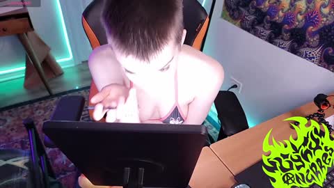 Snapshot of lynxanarres chatting on 12.19.24 Lynx Anarres online show from 12.19.24