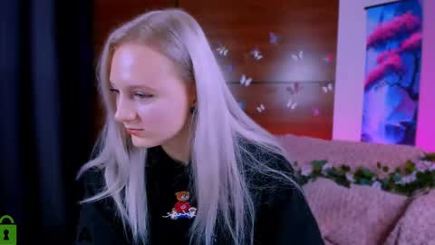 Snapshot of madam_ulis chatting on 12.19.24 Ulis online show from 12.19.24