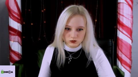 Snapshot of madam_ulis chatting on 12.26.24 Ulis online show from 12.26.24