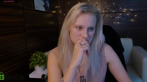 Snapshot of madam_ulis chatting on 01.28.25 Ulis online show from 01.28.25