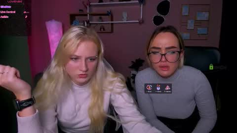 Snapshot of madam_ulis chatting on 11.17.25 Ulis online show from 11.17.25