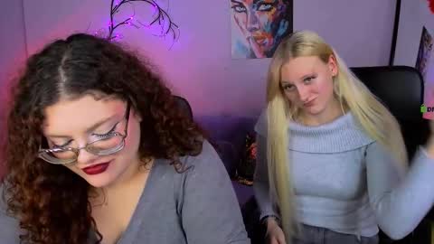 Snapshot of madam_ulis chatting on 11.25.25 Ulis online show from 11.25.25