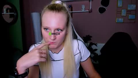 Snapshot of madam_ulis chatting on 11.27.25 Ulis online show from 11.27.25