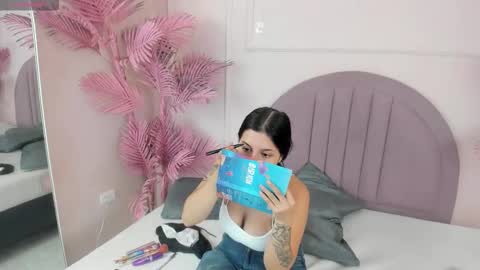 Snapshot of madyscarlett chatting on 10.19.25 madyscarlett online show from 10.19.25