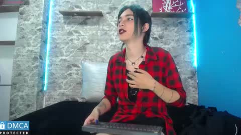 Snapshot of maevekuro chatting on 03.10.25 maevekuro online show from 03.10.25