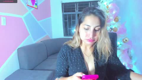 Snapshot of maiaconnor chatting on 01.07.25 online show from 01.07.25