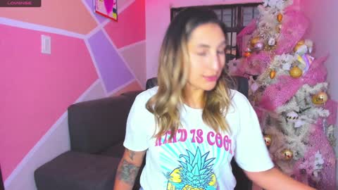 Snapshot of maiaconnor chatting on 01.22.25 online show from 01.22.25