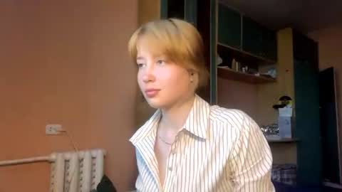 Snapshot of maisawin chatting on 06.18.26 Evie online show from 06.18.26