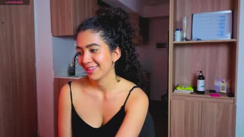 Snapshot of maithe_perroni chatting on 05.27.26 Lauu online show from 05.27.26