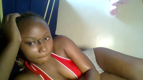 Snapshot of makiesexxytrimmy chatting on 04.20.26 Eva online show from 04.20.26