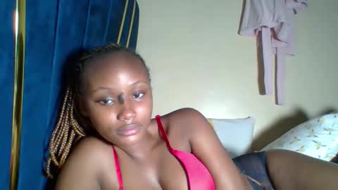 Snapshot of makiesexxytrimmy chatting on 04.28.26 Eva online show from 04.28.26