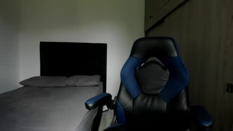 Snapshot of male_pussy chatting on 04.17.26 ADAM online show from 04.17.26