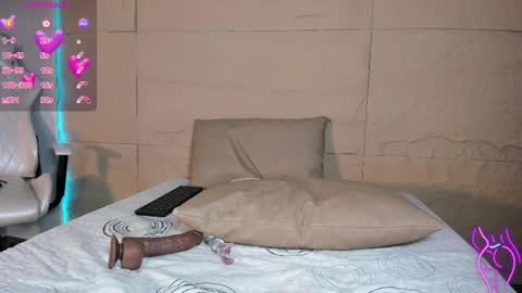 Snapshot of malulopez chatting on 02.18.25 malulopez online show from 02.18.25