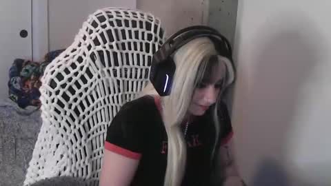 manicpixieslutt online show from 11.23.25