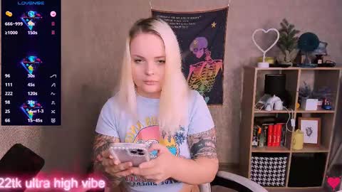 Snapshot of marcelinepeach chatting on 02.12.25 Sara online show from 02.12.25