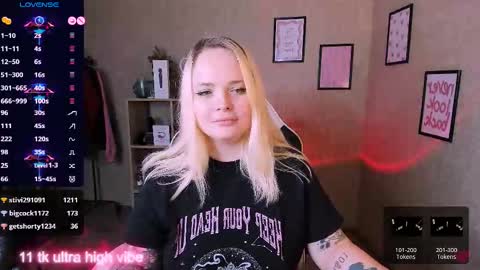 Snapshot of marcelinepeach chatting on 02.22.25 Sara online show from 02.22.25