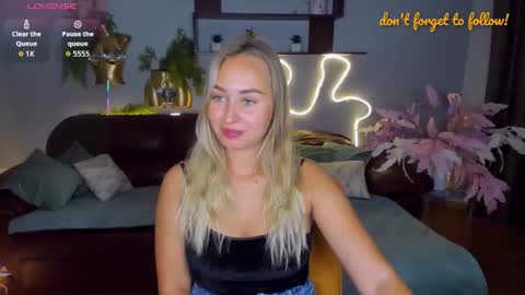 Snapshot of margosugar chatting on 10.16.25 MargoSugar online show from 10.16.25