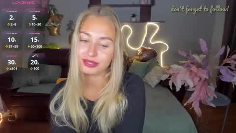 Snapshot of margosugar chatting on 10.23.25 MargoSugar online show from 10.23.25