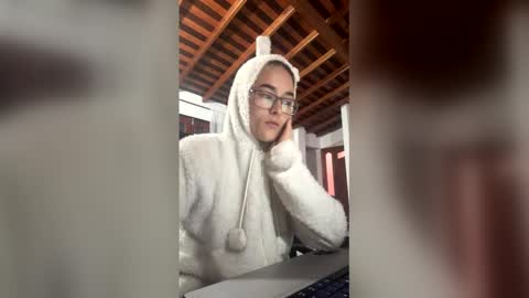 Snapshot of mariam_arango chatting on 04.17.26 mariam_arango online show from 04.17.26