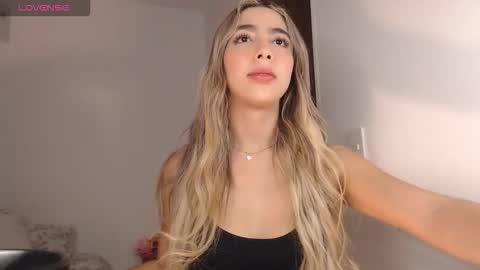 Snapshot of mariana_es chatting on 10.27.25 Mariana online show from 10.27.25