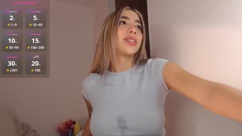 Snapshot of mariana_es chatting on 10.30.25 Mariana online show from 10.30.25