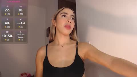 Snapshot of mariana_es chatting on 11.29.25 Mariana online show from 11.29.25