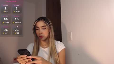 Snapshot of mariana_es chatting on 11.30.25 Mariana online show from 11.30.25