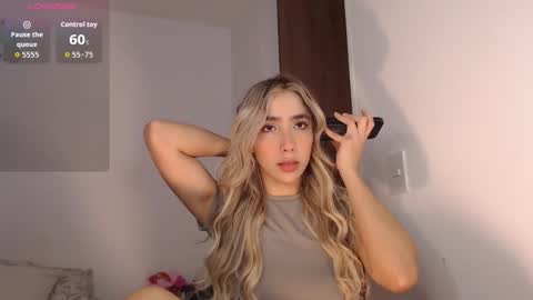 Snapshot of mariana_es chatting on 12.03.25 Mariana online show from 12.03.25