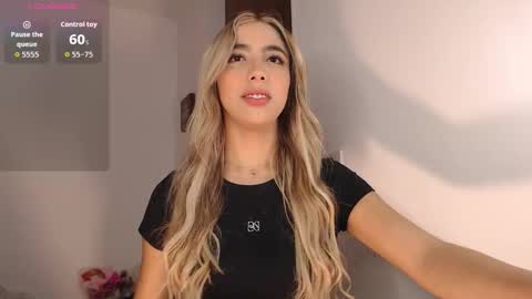 Snapshot of mariana_es chatting on 12.05.25 Mariana online show from 12.05.25