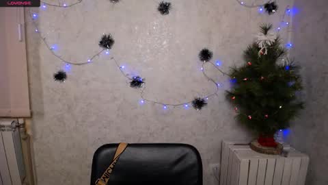 Snapshot of mariatess_ chatting on 12.14.25 Mariia online show from 12.14.25